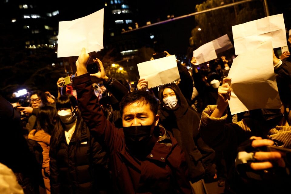 دیگر آزمایش کرونا نمی‌خواهیم! | اعتراضات چینی‌های خشمگین به شدت یافتن محدودیت‌های کووید در شانگهای و پکن