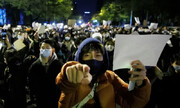 ببینید | اعتراضات مردم چین در خیابان‌ها ؛ برخورد تند پلیس با زن معترض | واکنش مردم به قرنطینه‌های گسترده کرونایی