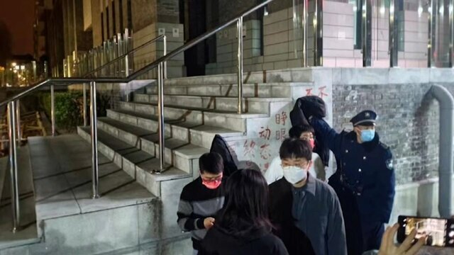 تصاویر | بالا گرفتن اعتراضات در چین در پی ادامه قرنطینه | چینیها از قرنطینه خسته شدهاند و آزادی میخواهند