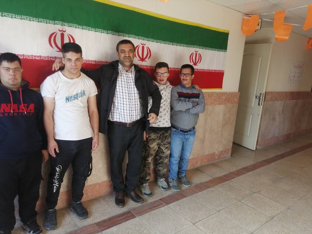 تلاش معلم کمبینا برای شادمانی کودکان معلول و سندروم داون | صادقیه تا شهریار برای یک لبخند