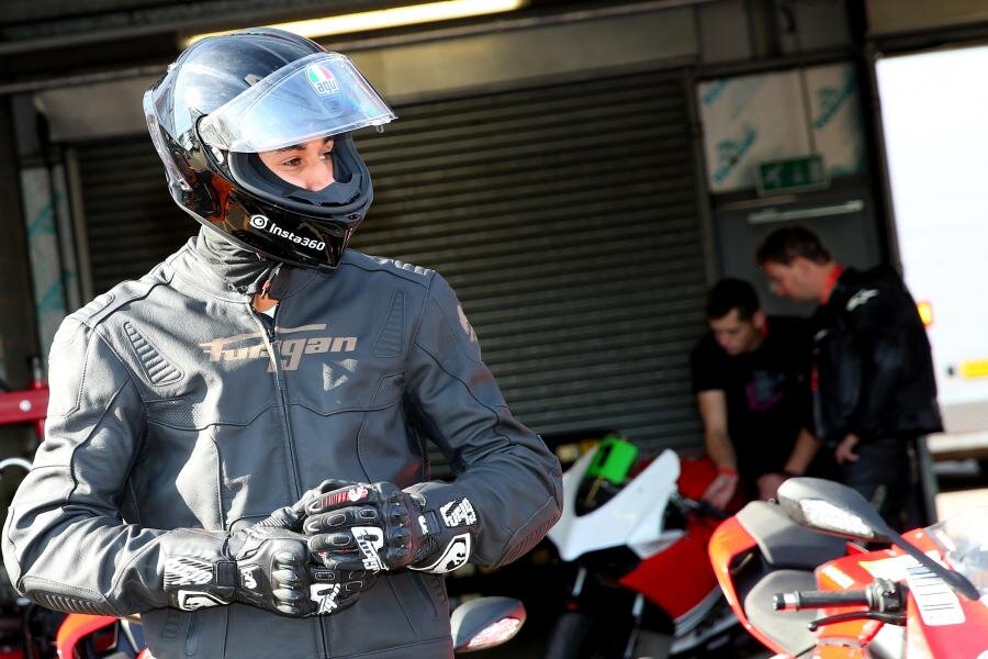 قوانین موتورسواری در کشورهای مختلف چگونه است؟ | از آزمون چند مرحلهای در انگلیس تا چهار کلاس مختلف گواهینامه در اسپانیا