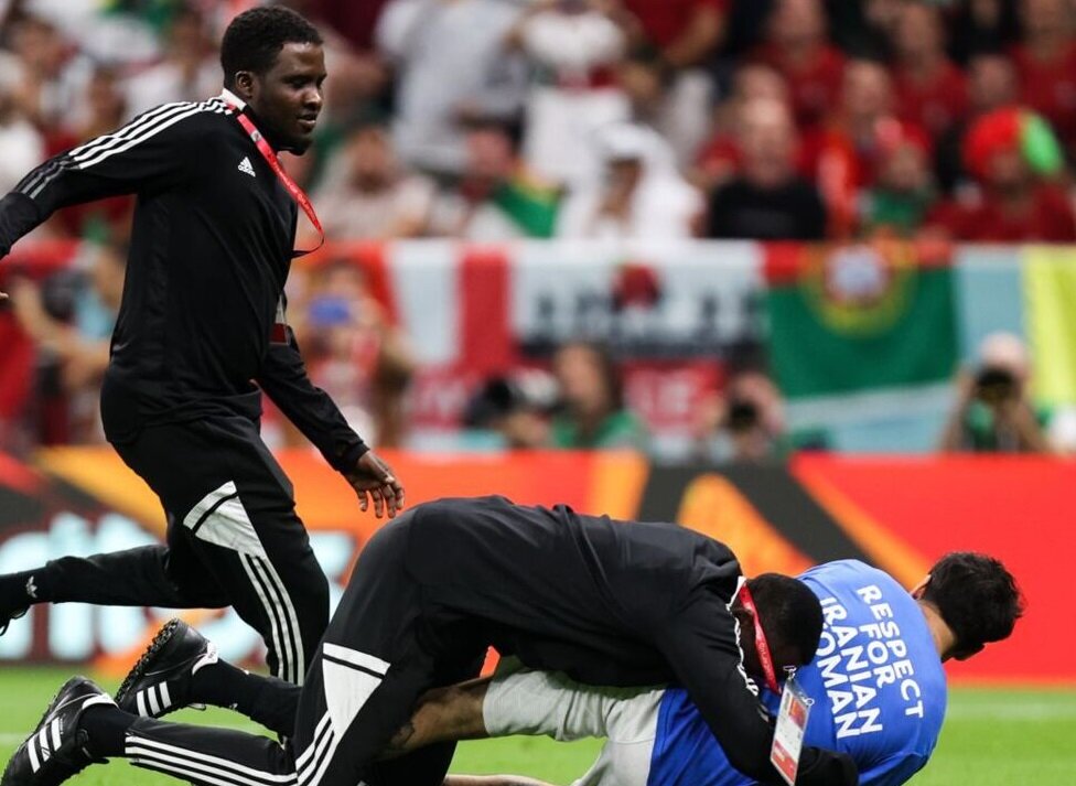 تصاویر | جنجال جیمی جامپ با شعاری درباره زنان ایران | سیاسی بازی یک دیوانه جلوی فغانی!