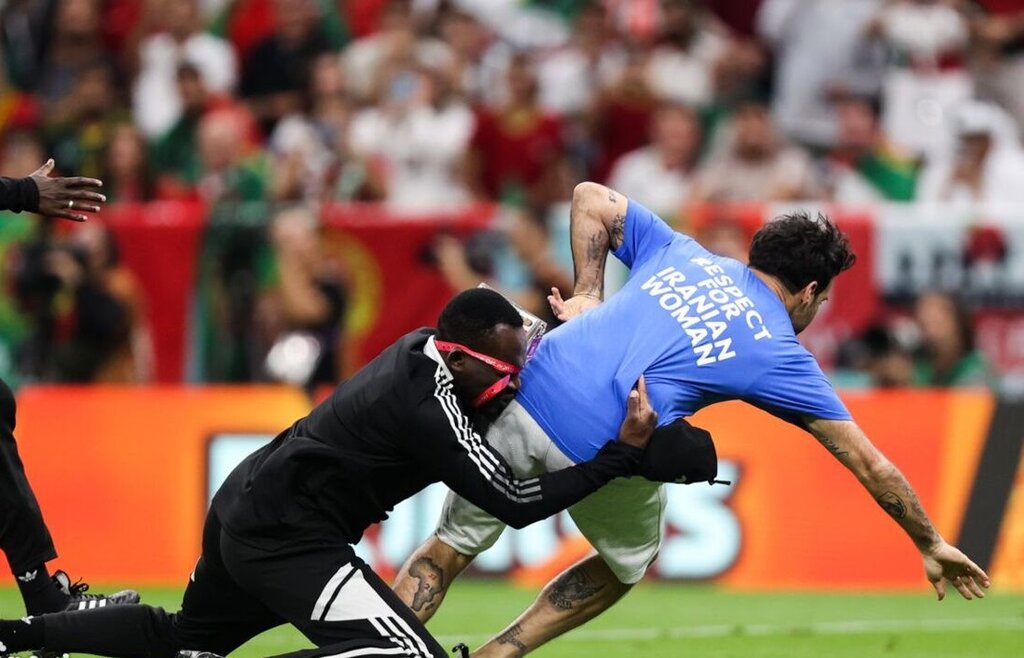 تصاویر | جنجال جیمی جامپ با شعاری درباره زنان ایران | سیاسی بازی یک دیوانه جلوی فغانی!