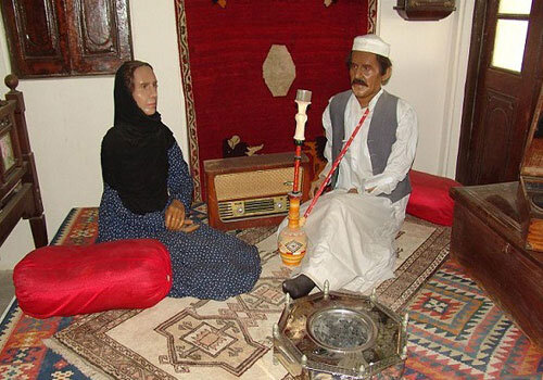 عکسی قدیمی از پوشش زنان بوشهری | شیوخ عرب خواهان عبای این شهر هستند | روستای ملی عبا بافی ایران کجاست؟