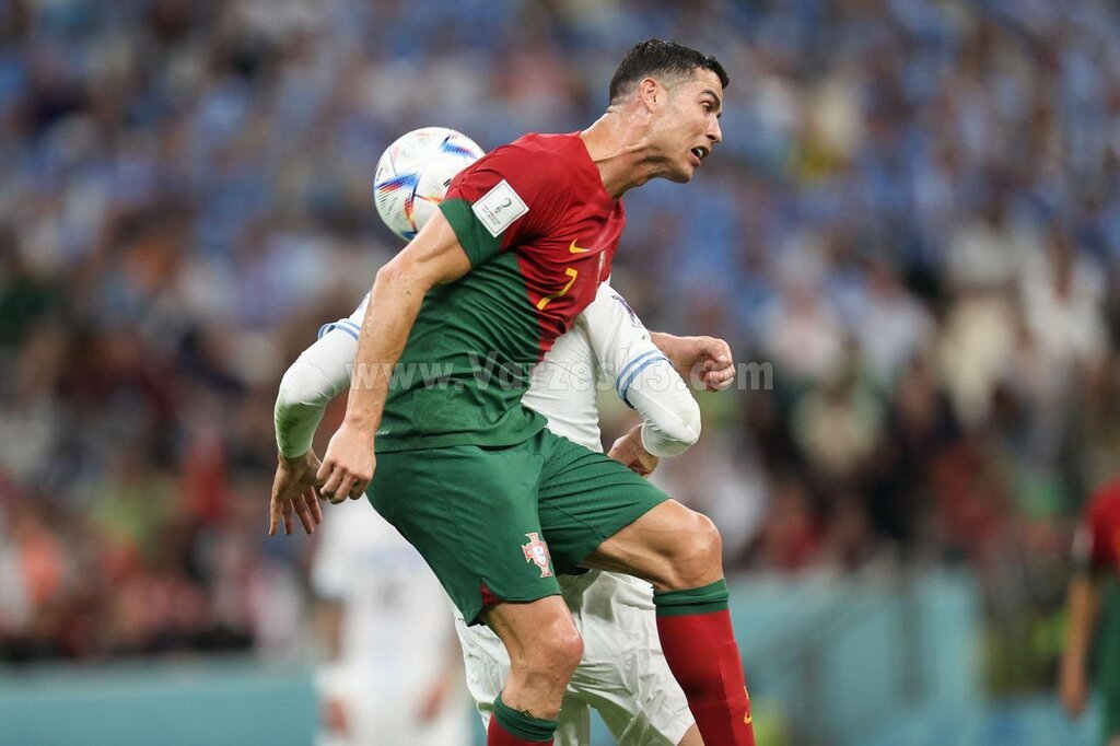 عکس | حرکت عجیب رونالدو در بازی با اروگوئه | تقلب بزرگ مقابل این همه دوربین!