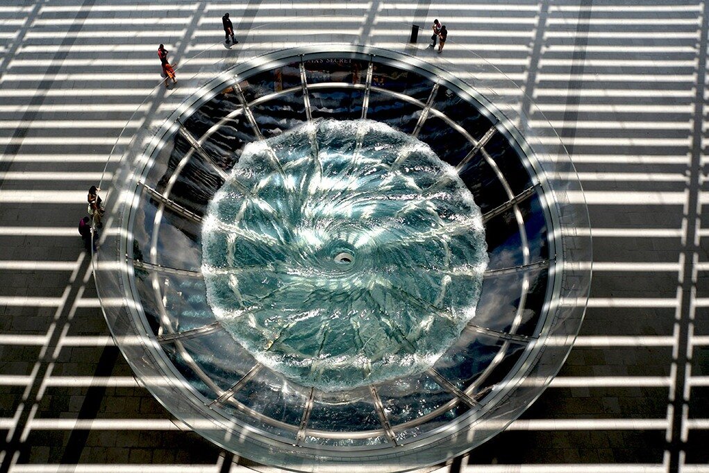 ببینید | آب باران وسط این پاساژ لاکچری تبدیل به گرداب میشود!