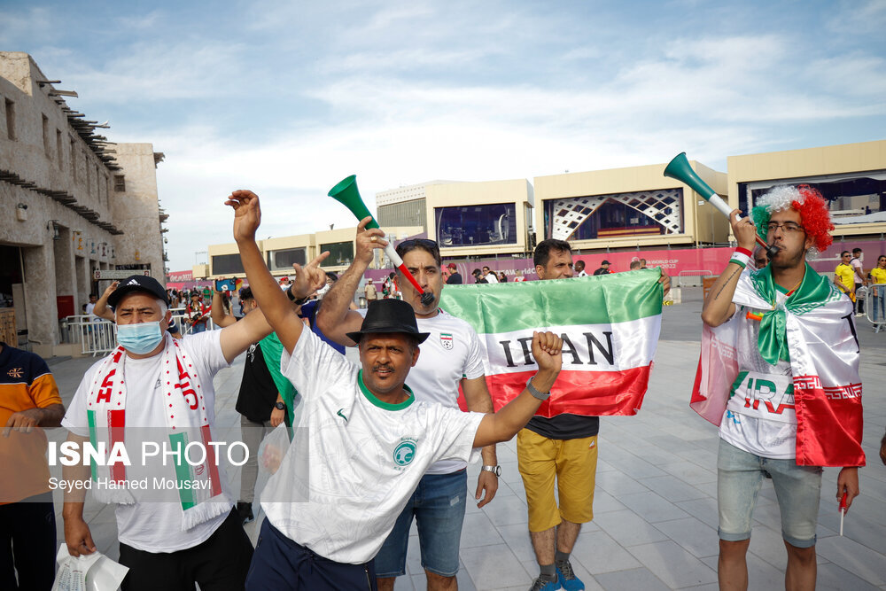 تصاویر |  حاشیه‌های سیاسی‌ترین مصاف جام جهانی قطر | هوداران تیم ملی کشورمان در قطر دست به کار شدند