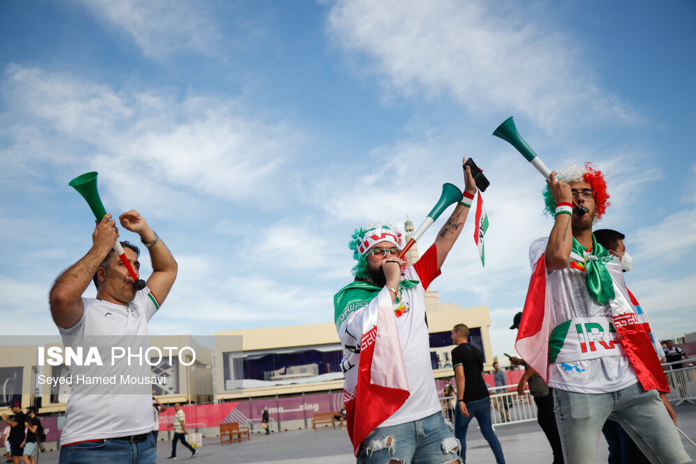 تصاویر ا  حاشیه های سیاسی ترین مصاف جام جهانی قطر ؛هوداران تیم ملی کشورمان در قطر دست به کار شدند