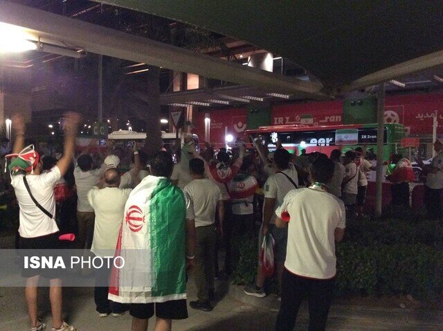 مقابل هتل تیم ملی ایران چه خبر بود؟ ا ۲ انگلیسی، شاگردان کیروش را تشویق کردند!