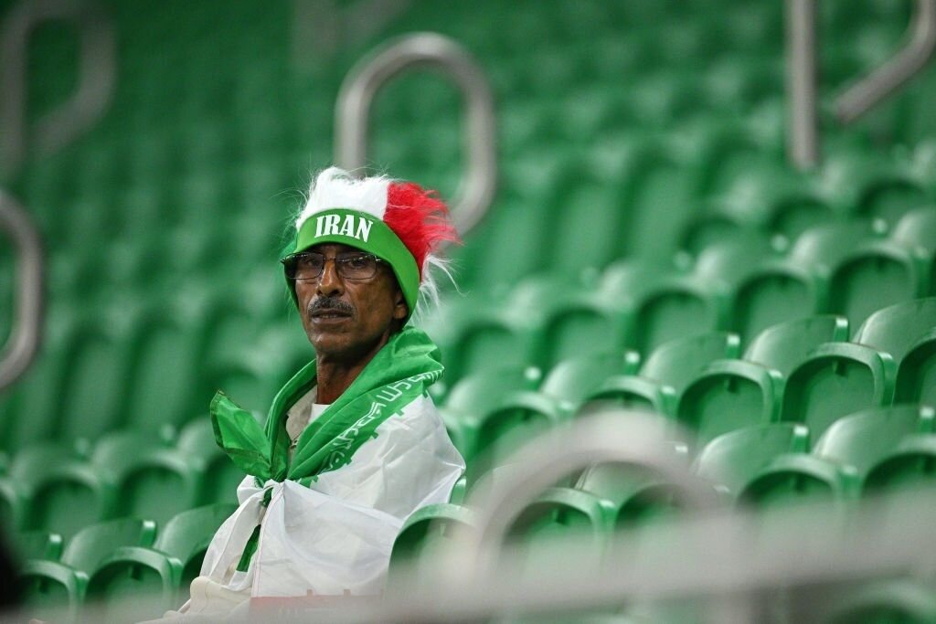 عکس | اولین هوادار ایران در استادیوم جام جهانی | لحظه‌شماری یک تماشاگر برای شروع بازی خاص!
