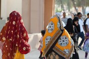 عکسی قدیمی از پوشش زنان بوشهری | شیوخ عرب خواهان عبای این شهر هستند | روستای ملی عبا بافی ایران کجاست؟