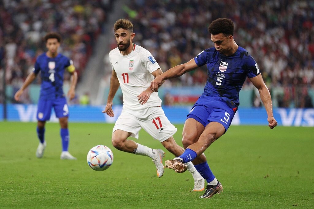 فوتبال در کدام نقطه شبیه سینما و هنر می شود؟ | به هیچ وجه نباید فوتبال را قاطی مسائل سیاسی کرد