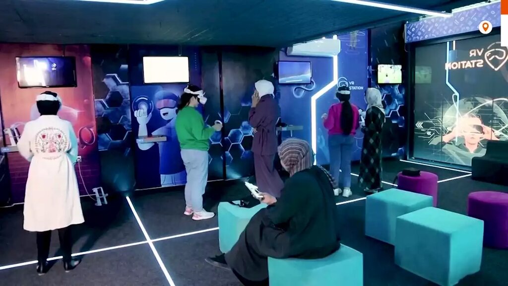 کافهای مجهز به واقعیت مجازی در غزه | خلاقیت جوانان برای رهایی از دلتنگی: به تپهها و اقیانوسها دسترسی داریم