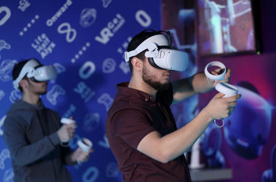 کافهای مجهز به واقعیت مجازی در غزه | خلاقیت جوانان برای رهایی از دلتنگی: به تپهها و اقیانوسها دسترسی داریم