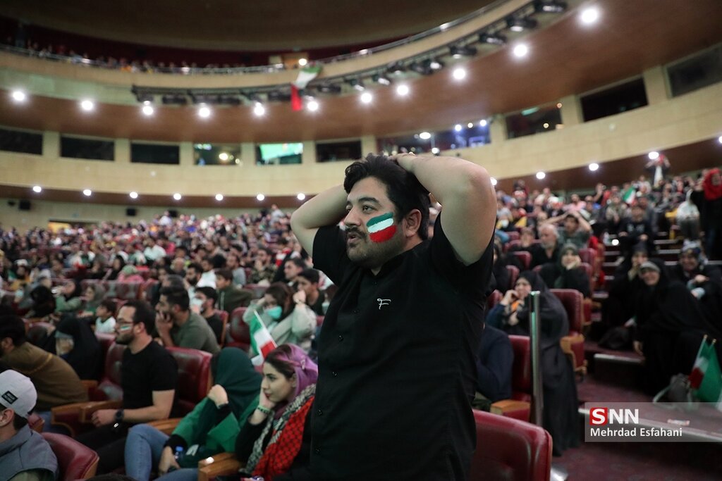 تصاویر ا وقتی ایران از صعود باز ماند ؛بغض و بهت مردم در برج میلاد