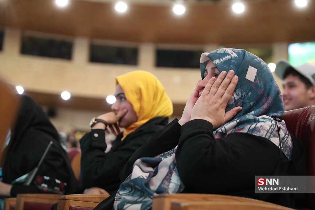 تصاویر ا وقتی ایران از صعود باز ماند ؛بغض و بهت مردم در برج میلاد