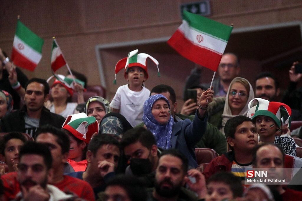 تصاویر ا حال و هوای زنانی که به تماشای بازی ایران و امریکا نشستند؛نذر و دعای زنان برای صعود تیم ملی