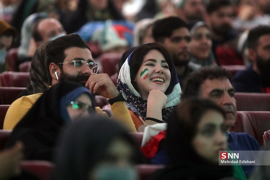 تصاویر ا حال و هوای زنانی که به تماشای بازی ایران و امریکا نشستند؛نذر و دعای زنان برای صعود تیم ملی