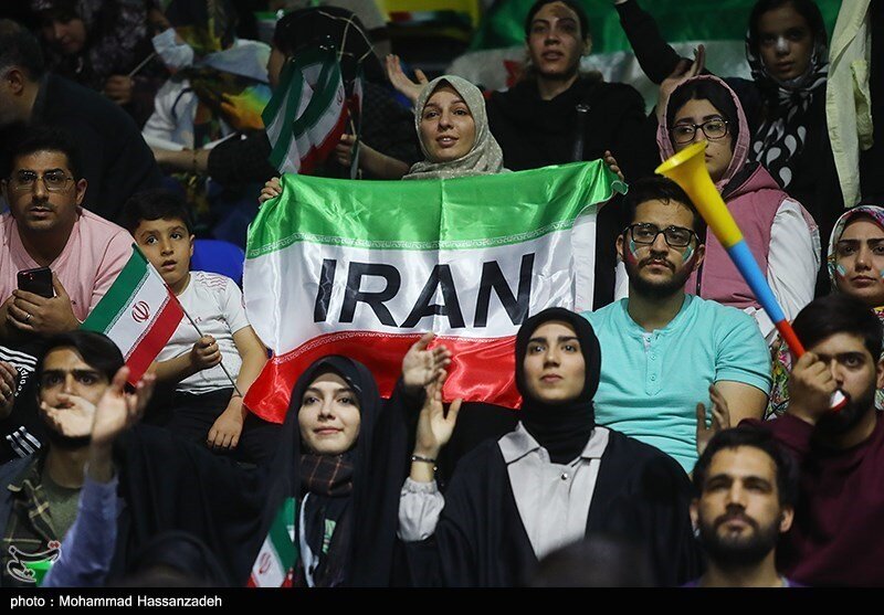 تصاویر ا حال و هوای زنانی که به تماشای بازی ایران و امریکا نشستند؛نذر و دعای زنان برای صعود تیم ملی