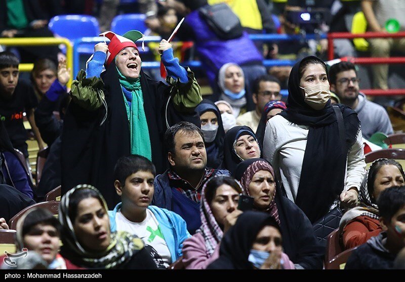 تصاویر ا حال و هوای زنانی که به تماشای بازی ایران و امریکا نشستند؛نذر و دعای زنان برای صعود تیم ملی