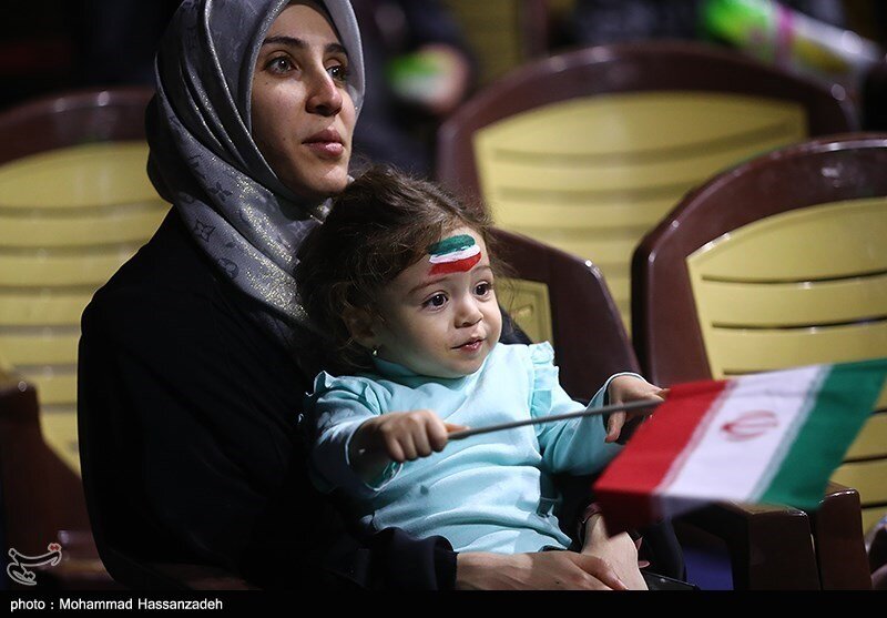 تصاویر ا حال و هوای زنانی که به تماشای بازی ایران و امریکا نشستند؛نذر و دعای زنان برای صعود تیم ملی