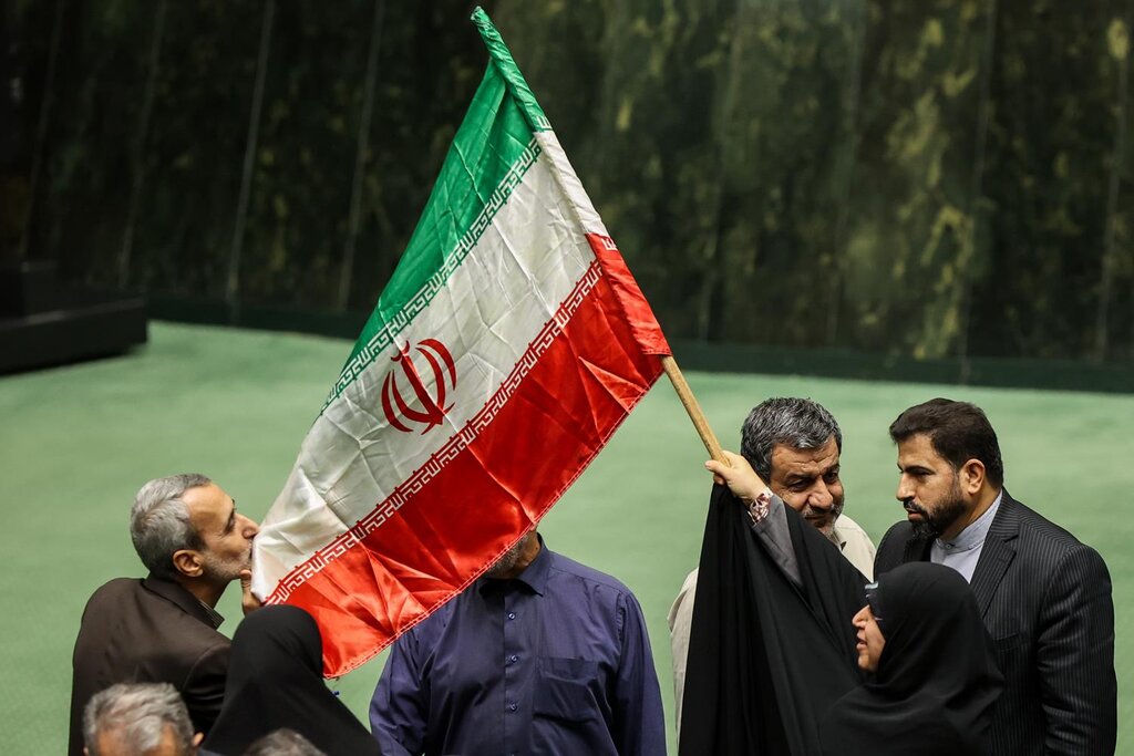 تصاویر ا نمایندگان مجلس امروز با پرچم ایران دور افتخار زدند