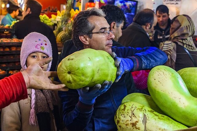 هندوانه شب یلدا مردم در شب چله یا یلدا در ایران و افغانستان جشن میگیرند