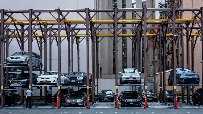 کشورهای پیشرفته چگونه مشکل کمبود جای پارک را حل کردهاند؟ | از آسانسورهای پارک خودرو در سنگاپور تا هوشمند سازی یافتن جای پارک در برلین