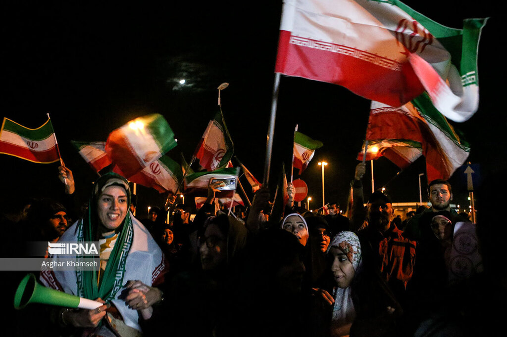 تصاویر ا حال و هوای متفاوت فرودگاه امام ؛هواداران تیم ملی چگونه به استقبال کاروان فوتبالیست ها رفتند؟