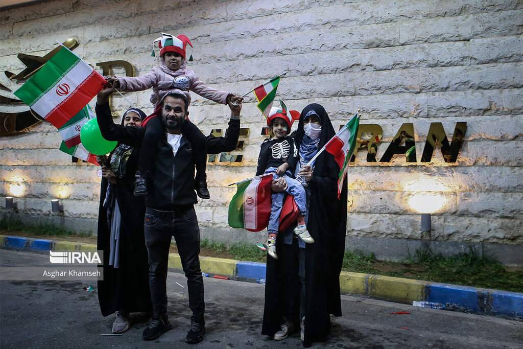 تصاویر ا حال و هوای متفاوت فرودگاه امام ؛هواداران تیم ملی چگونه به استقبال کاروان فوتبالیست ها رفتند؟ 