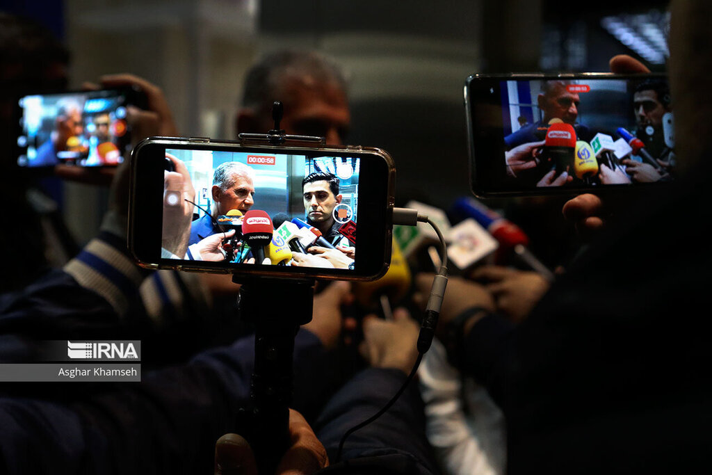 تصاویر ا حال و هوای متفاوت فرودگاه امام ؛هواداران تیم ملی چگونه به استقبال کاروان فوتبالیست ها رفتند؟