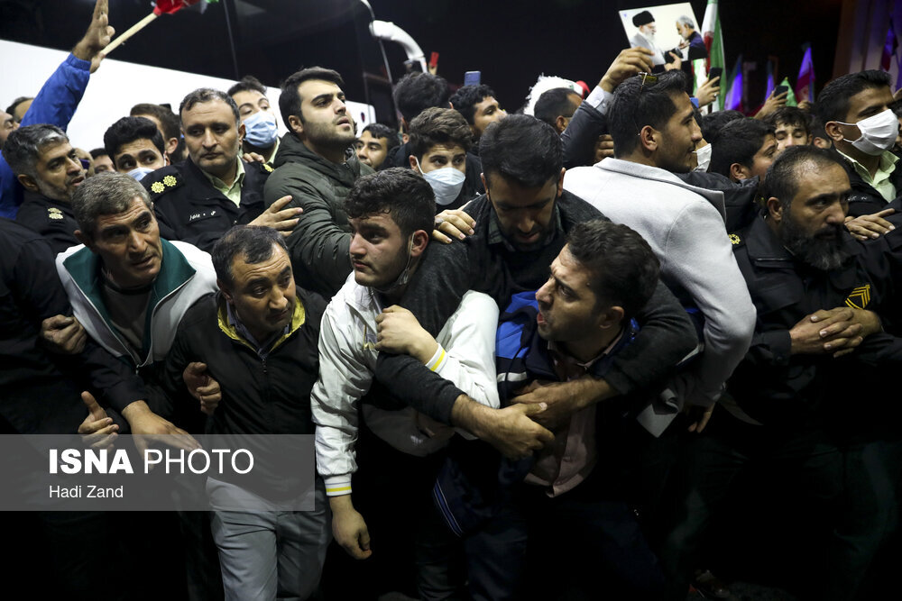 تصاویر ا حال و هوای متفاوت فرودگاه امام ؛هواداران تیم ملی چگونه به استقبال کاروان فوتبالیست ها رفتند؟