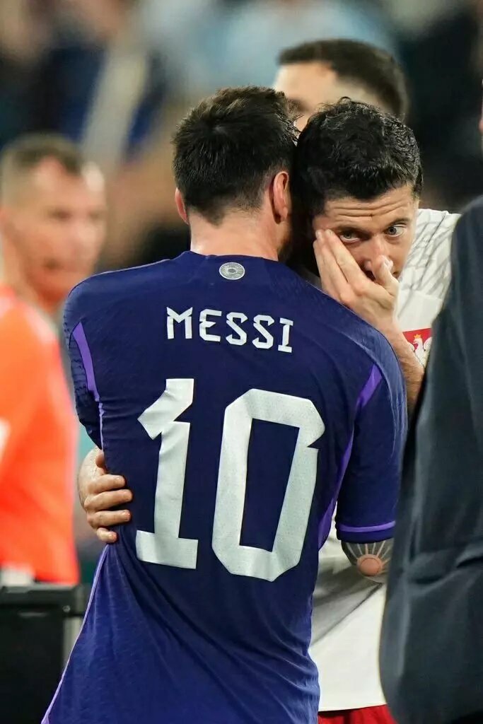 فریم به فریم با رفتار مشکوک مسی و لواندوفسکی در جام جهانی | اتفاق بحث‌برانگیز بین دو فوق ستاره