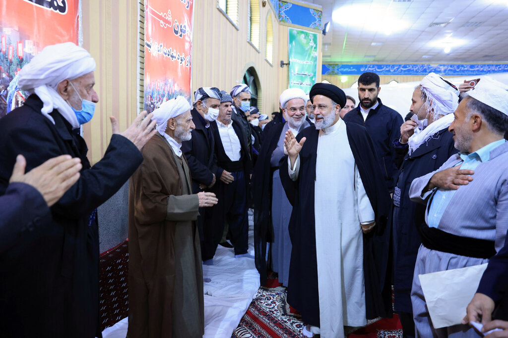 تصاویر ا اقتدای رئیسی به روحانی سنی در نماز ظهر امروز ؛ رئیس جمهور همراه با علمای شیعه و سنی در یک صف 