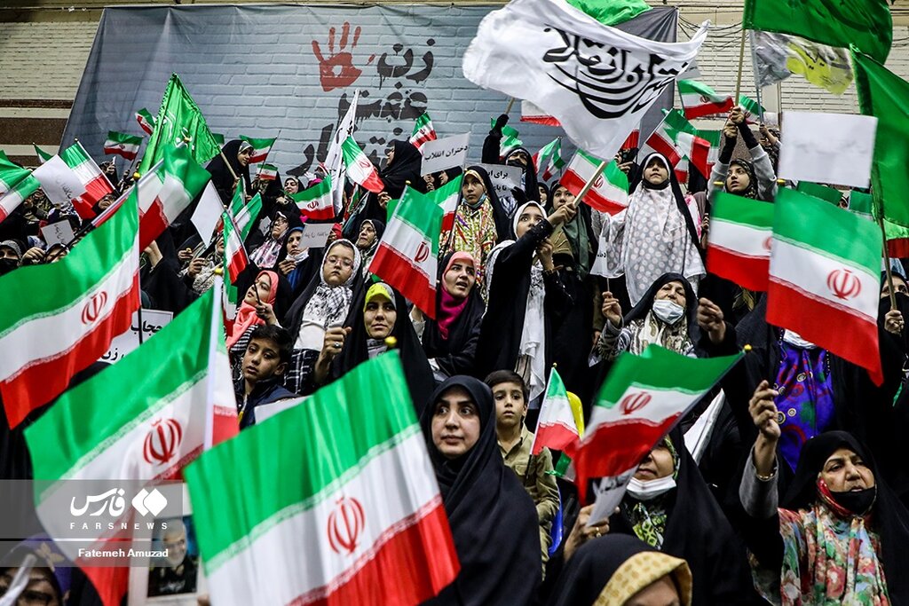 تصاویر ا رزمایش دختران انقلاب با شعار "به نام زن، برای ایران "؛ از برای آرتین،پسر انقلابی تا برای عزت و افتخار