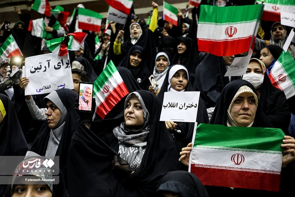 تصاویر ا رزمایش دختران انقلاب با شعار "به نام زن، برای ایران "؛ از برای آرتین،پسر انقلابی تا برای عزت و افتخار