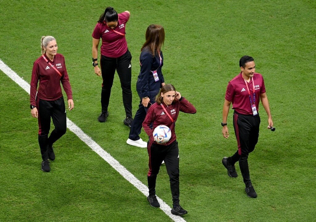 عکس | شاهکار اولین داور زن در تاریخ جام جهانی | انتظار این اتفاق را نداشتم 