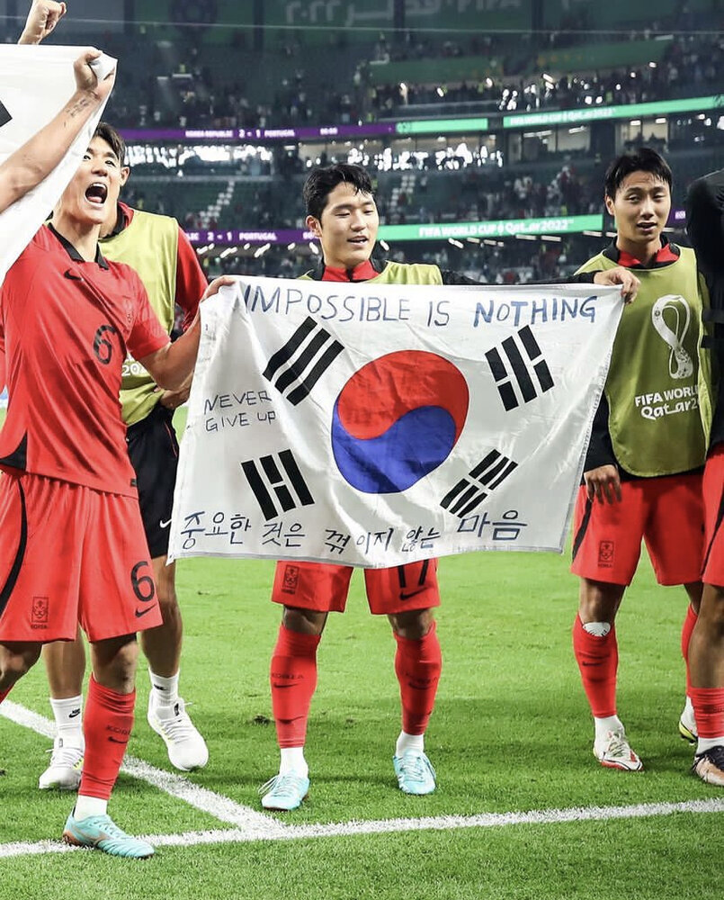 عکس | نوشته خاص روی پرچم تیم شگفتی ساز حک شد | پیام ویژه بعد از صعود دراماتیک در جام جهانی
