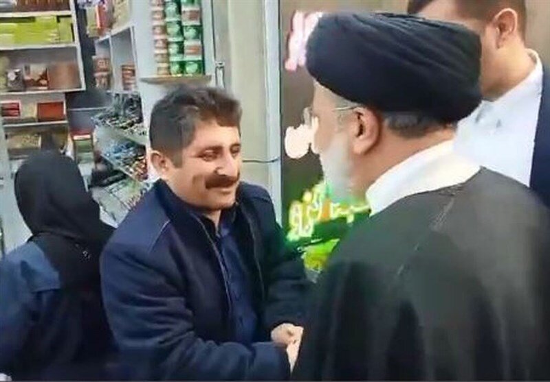 عکس ا این مرد بخاطر تعارف شکلات به رئیسی تهدید به مرگ شد