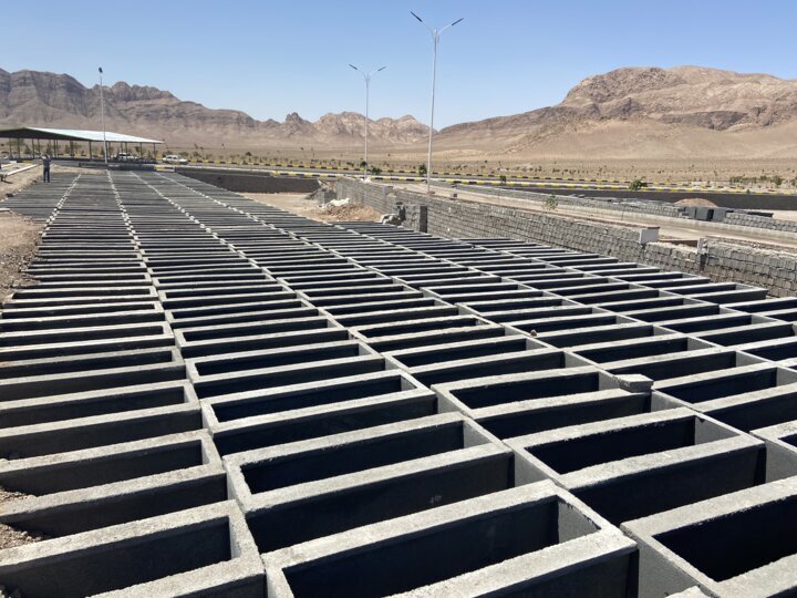 تصاویر | قبرستان جدید این شهر را در مسیر سیلاب ساختهاند | اقدام شهرداری برای اینکه قبرها را آب نبرد