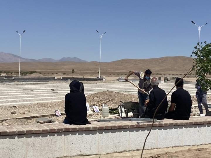 تصاویر | قبرستان جدید این شهر را در مسیر سیلاب ساختهاند | اقدام شهرداری برای اینکه قبرها را آب نبرد