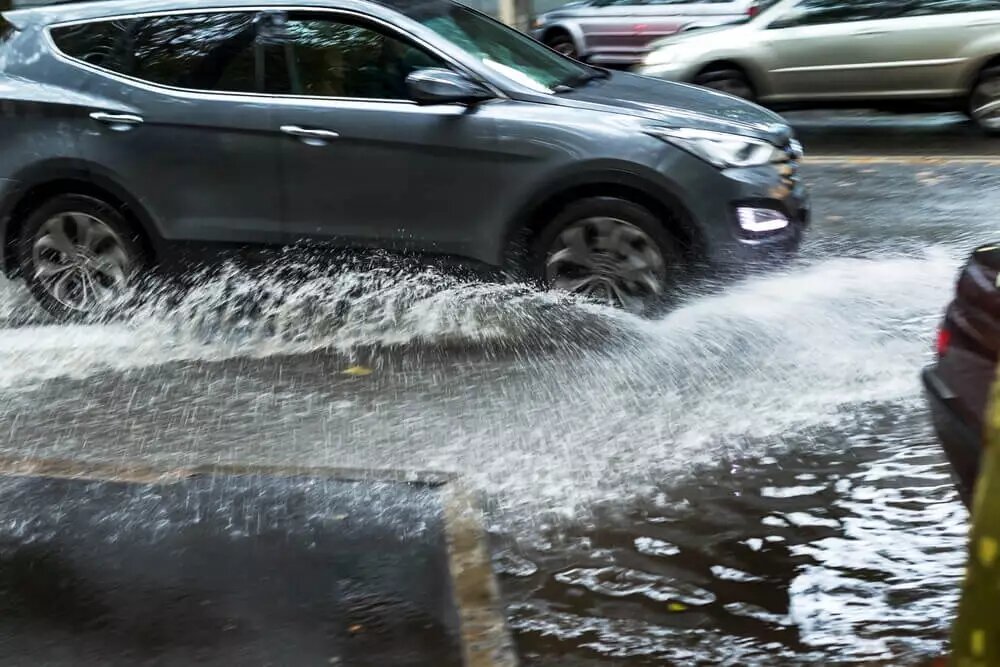 ۵ نکته مهم برای رانندگی در روزهای بارانی | با این روش بخار روی شیشه را پاک کنید
