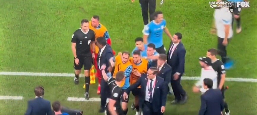 عکس| عصبانیت شدید یک بازیکن و کتک زدن ناظر فیفا در جام جهانی | محرومیت طولانی بعد از درگیری خبرساز