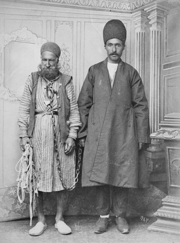 عکس مشهوری از قاتل ناصر الدین شاه | در زمان قاجار دزدان اینگونه زندانی میشدند