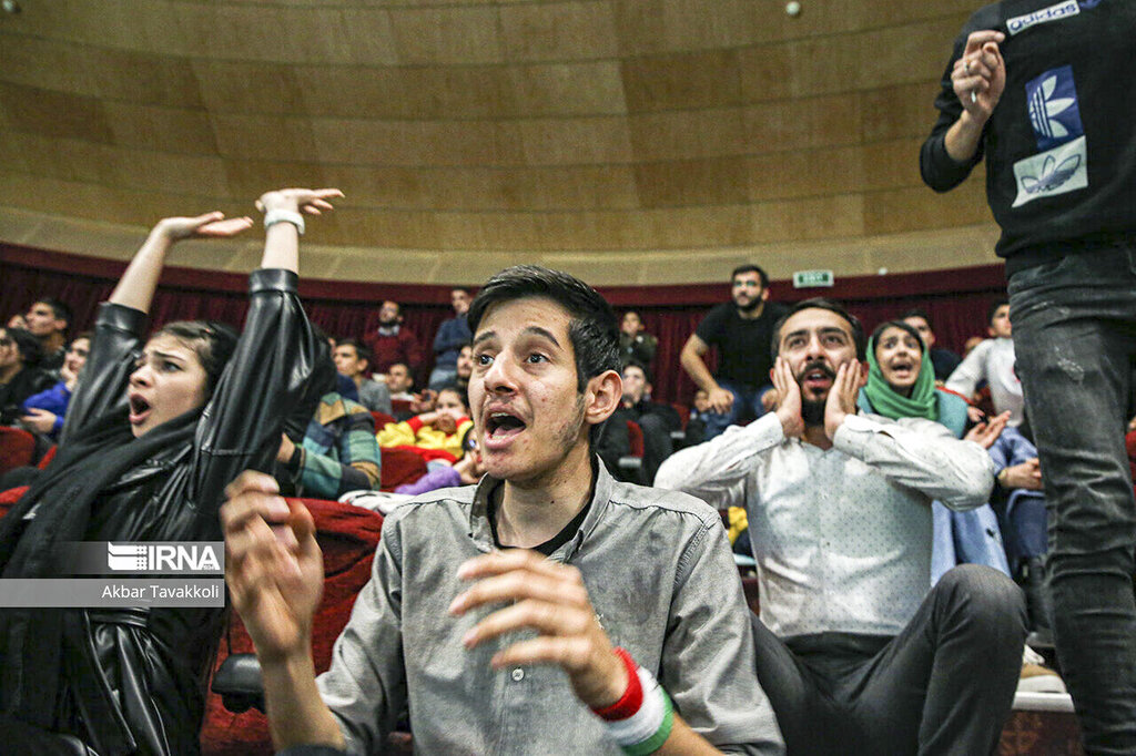 همه چیز ردیف بود الا نتیجه بازی! | ۷ سکانس جذاب از شبی که فوتبال در سینما نمایش داده شد