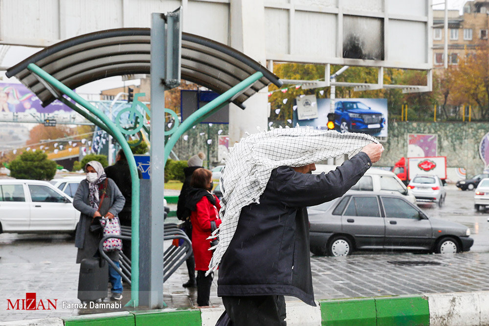تصاویر ا ابتکار جالب تهرانی ها برای فرار از باران ؛ راهکارهای مردم برای خیس نشدن زیر باران