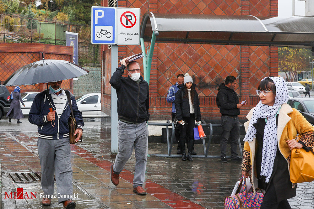 تصاویر ا ابتکار جالب تهرانی ها برای فرار از باران ؛ راهکارهای مردم برای خیس نشدن زیر باران 
