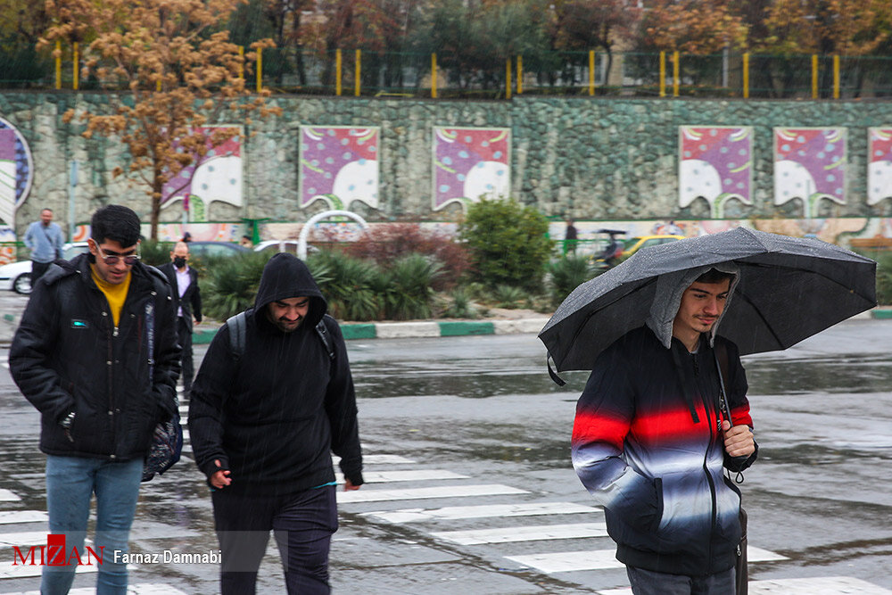 تصاویر ا ابتکار جالب تهرانی ها برای فرار از باران ؛ راهکارهای مردم برای خیس نشدن زیر باران 