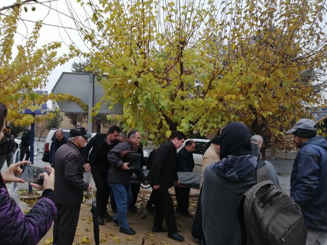 تصاویر | پیکر مفتون امینی زیر باران به خانه ابدی بدرقه شد