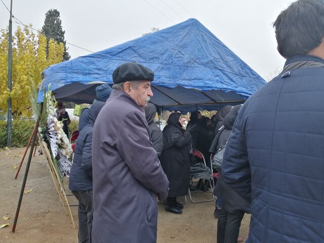 تصاویر | پیکر مفتون امینی زیر باران به خانه ابدی بدرقه شد